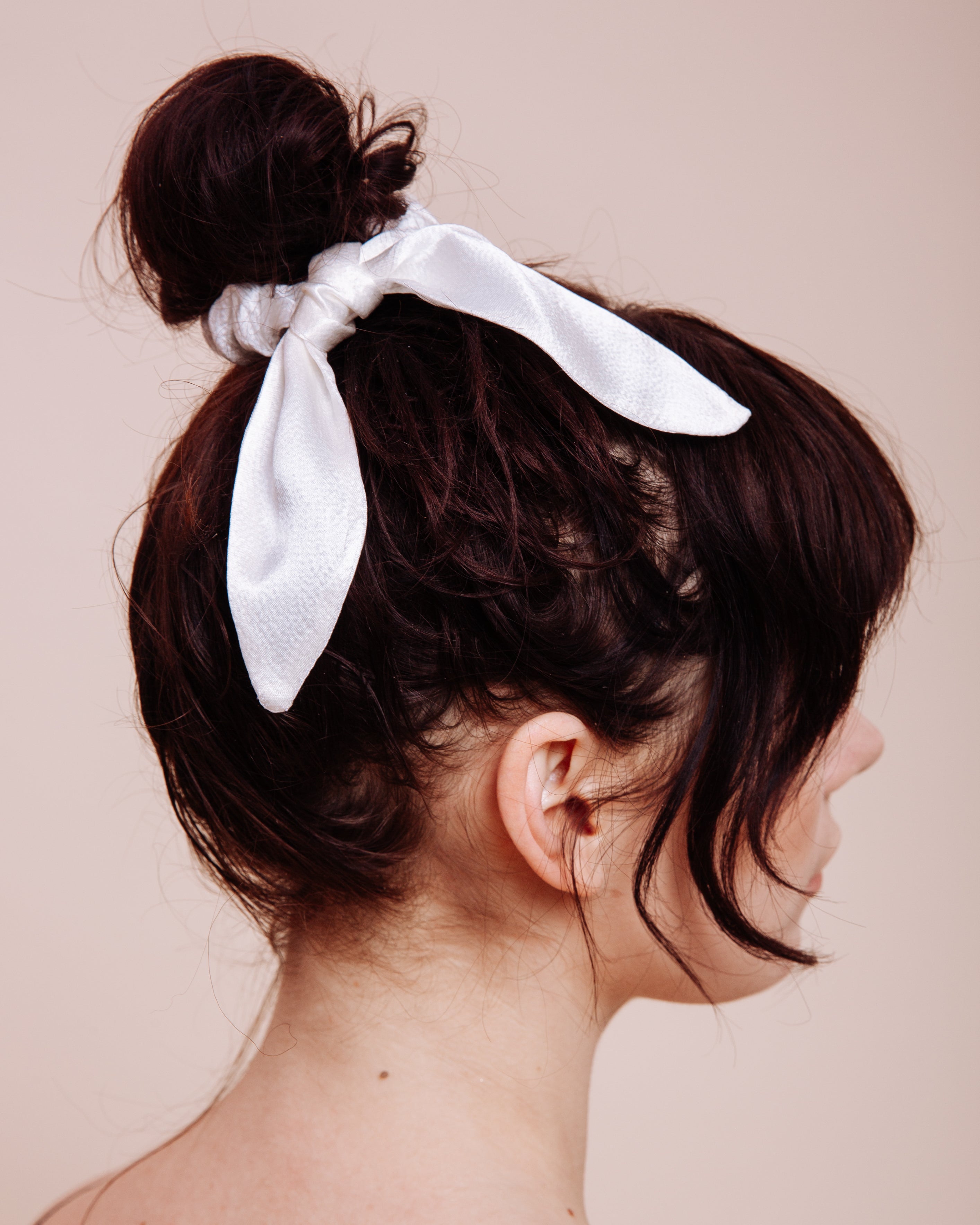 White Coyote - Scrunchie Tie